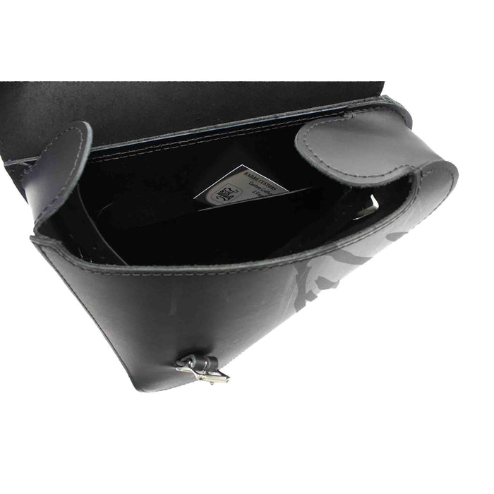 Upgrade your Harley-Davidson® Dyna with the DR03 Dyna Right Side Solo Bag. Hand crafted in USA with premium leather and top quality hardware. Durable and stylish, it's the perfect fit for your motorcycle.