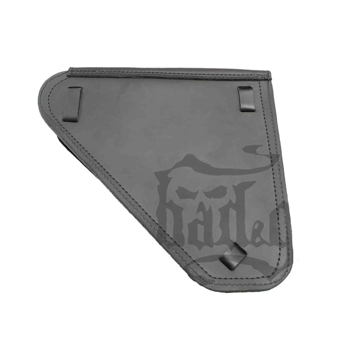 Upgrade your Harley-Davidson® Dyna with the DR03 Dyna Right Side Solo Bag. Hand crafted in USA with premium leather and top quality hardware. Durable and stylish, it's the perfect fit for your motorcycle.